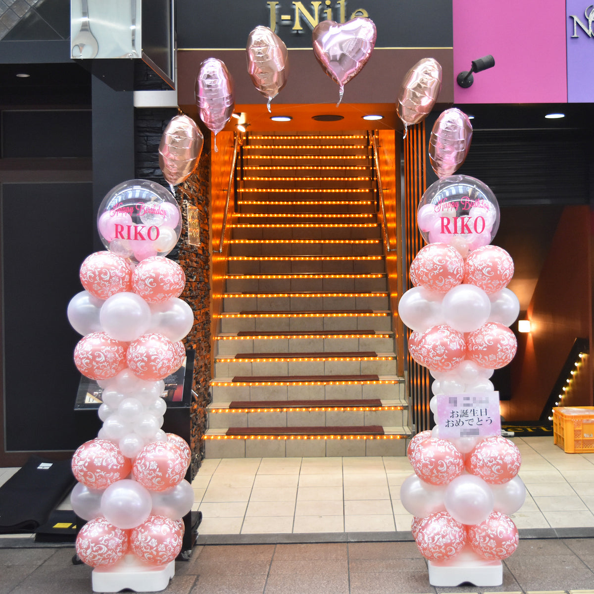 ピンクデザインのバルーンアーチ1